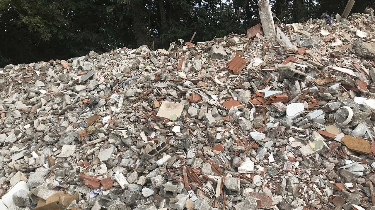 Un tas de déchets de briques et gravats.