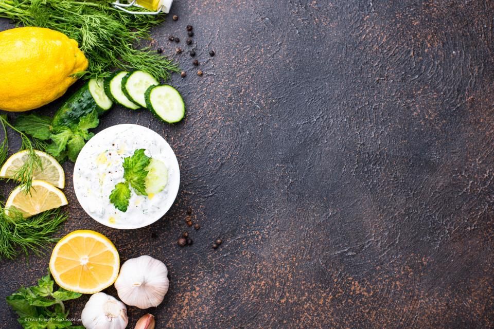 Gurkendip mit Zitronen