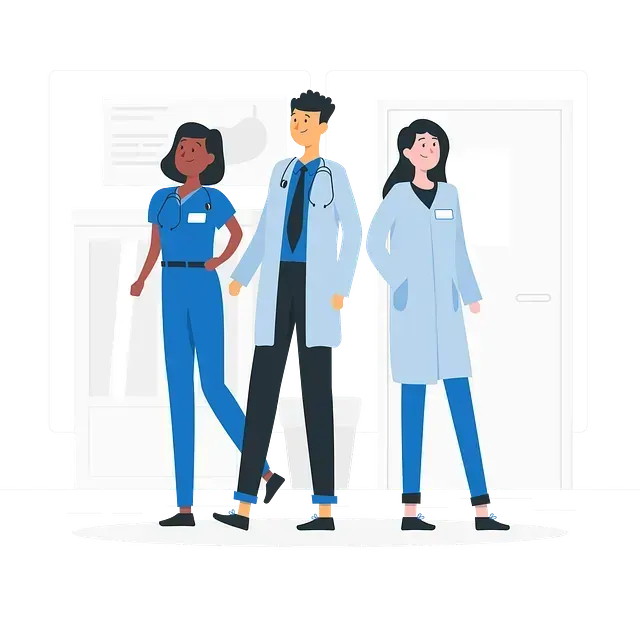Tres trabajadores de la salud con uniformes y batas azules, sonriendo en un entorno médico luminoso.