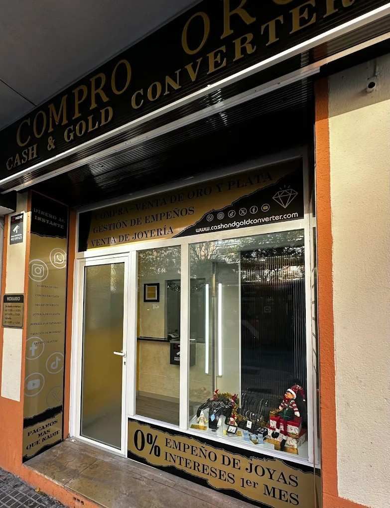 Tienda de intercambio de joyas de oro y plata con puerta de cristal y escaparate.