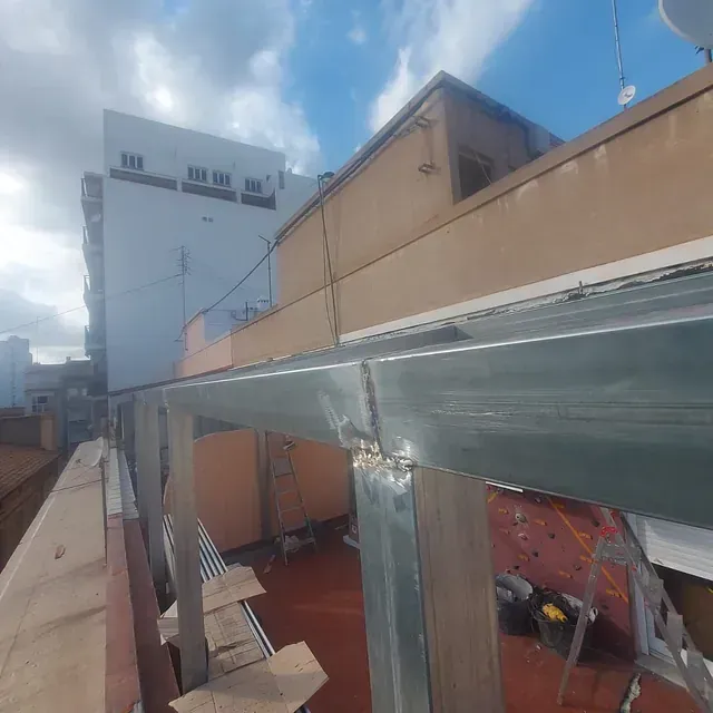 Se está construyendo una estructura metálica en el lateral de un edificio.