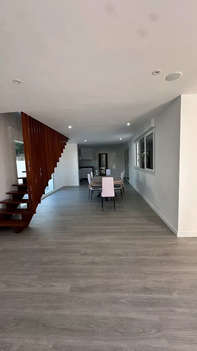 Hay una escalera en el medio de la habitación que conduce al comedor.