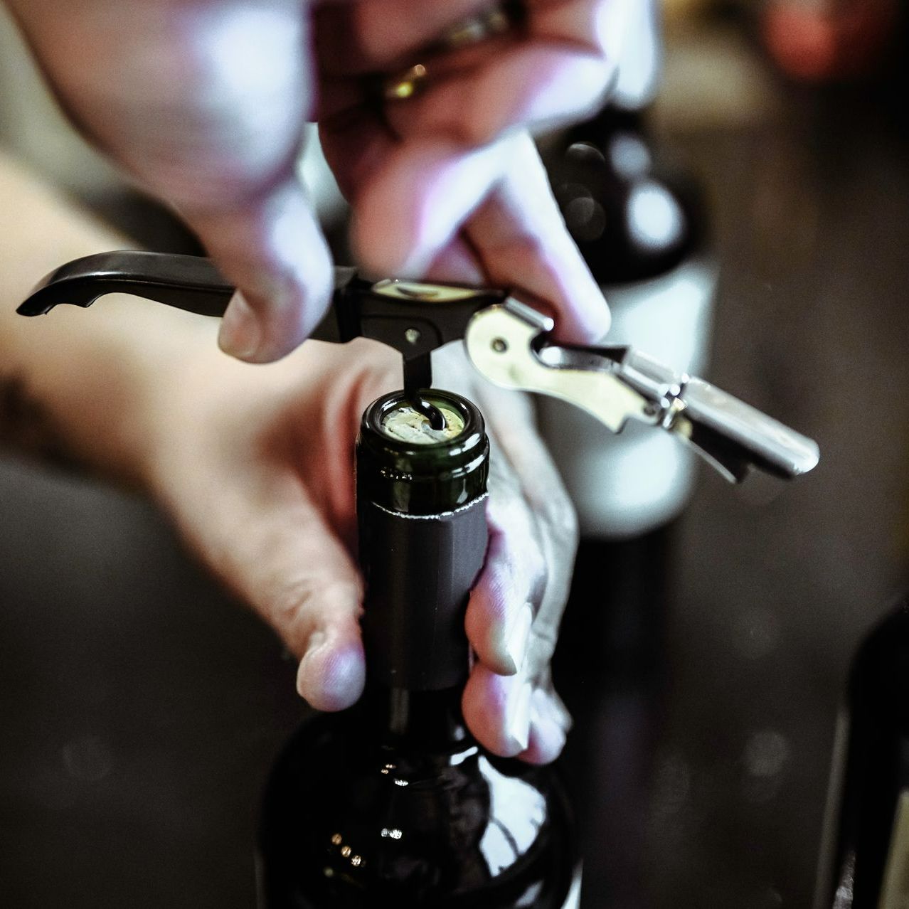 Ouverture d'une bouteille de vin avec un tire-bouchon limonadier