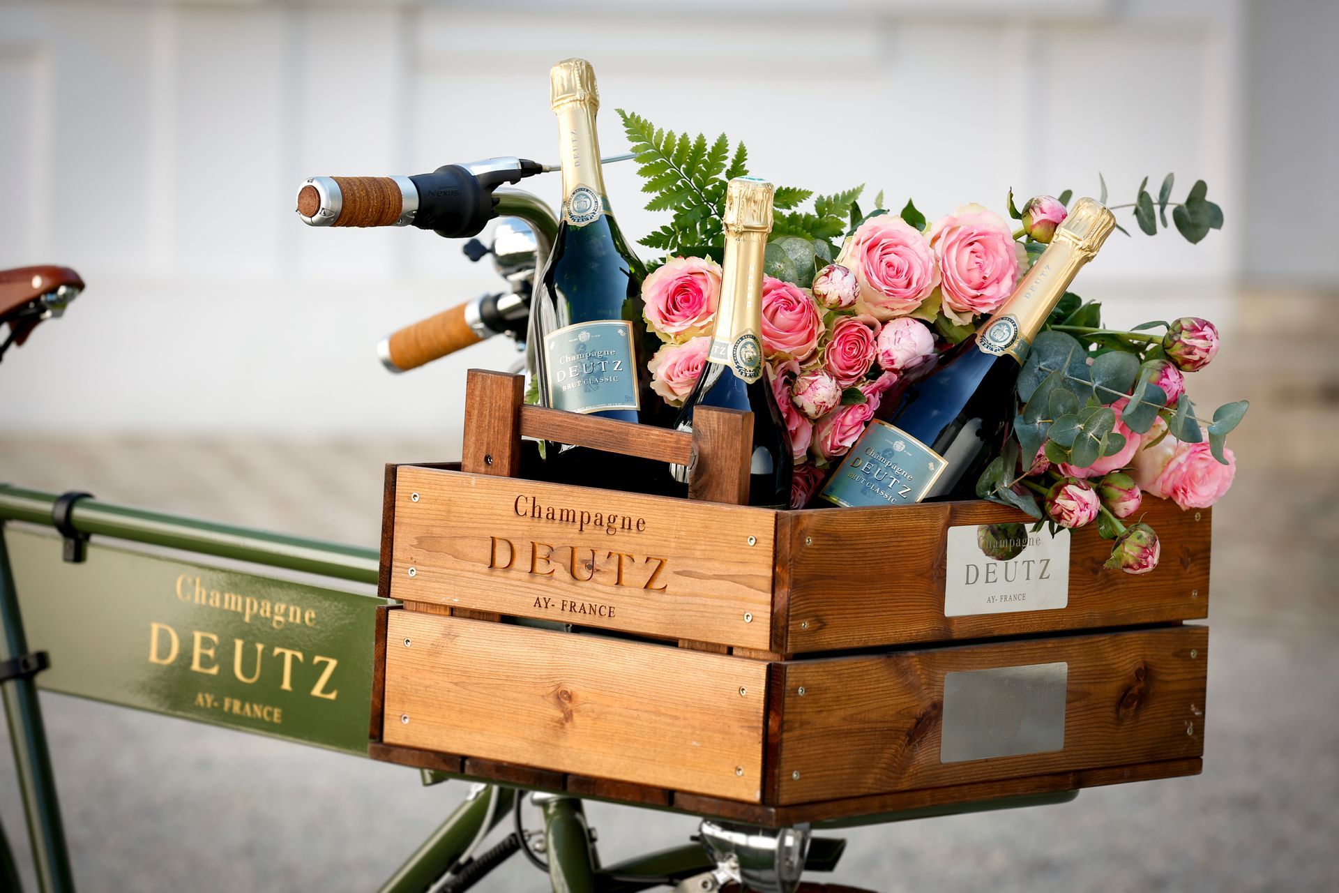 Caisses en bois avec bouteilles de champagne et roses