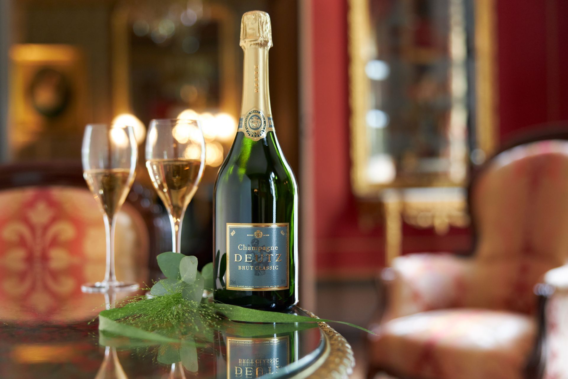 Bouteille de champagne Deutz avec deux flûtes à champagne