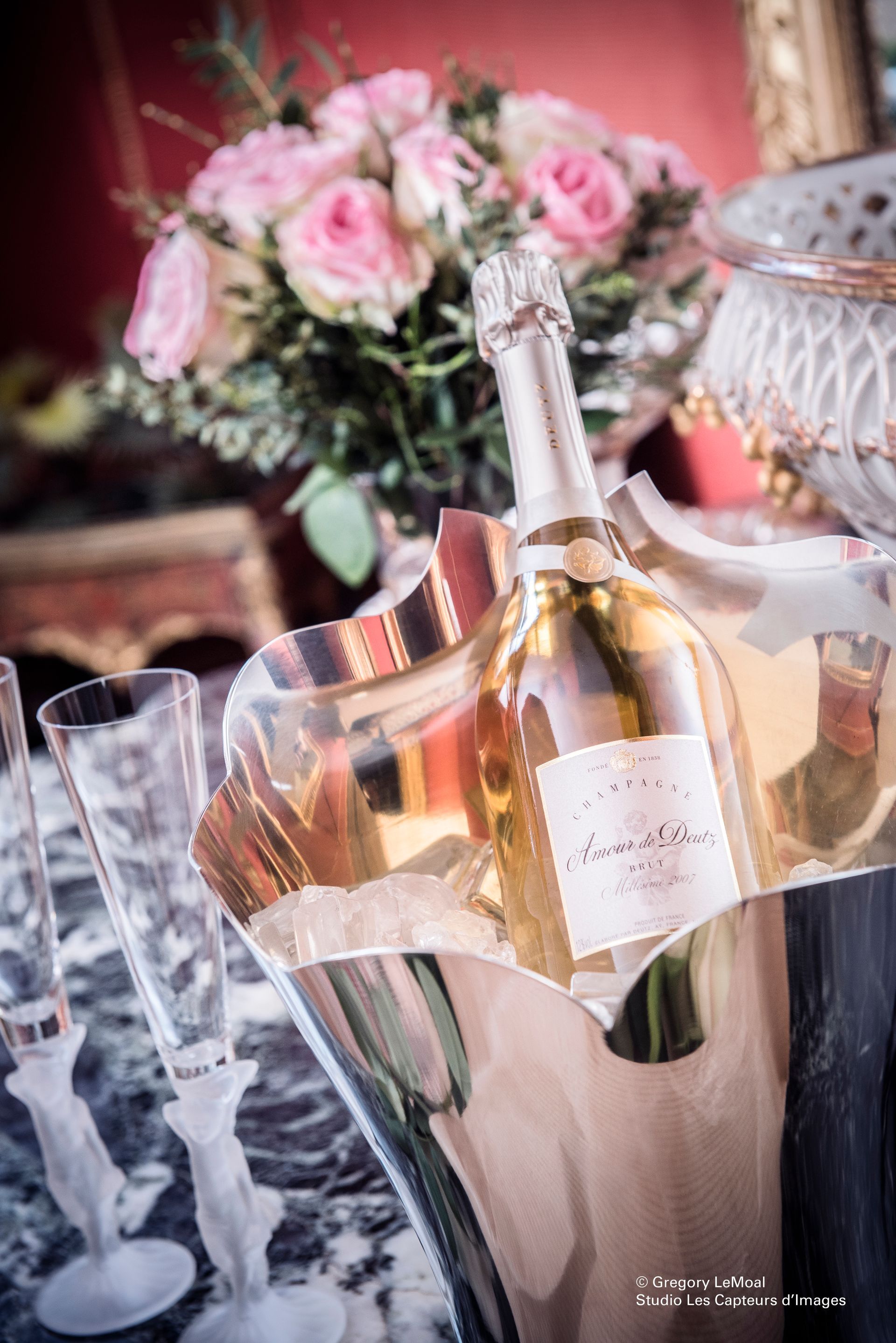 Présentation d'une bouteille de champagne rosé Amour de Deutz