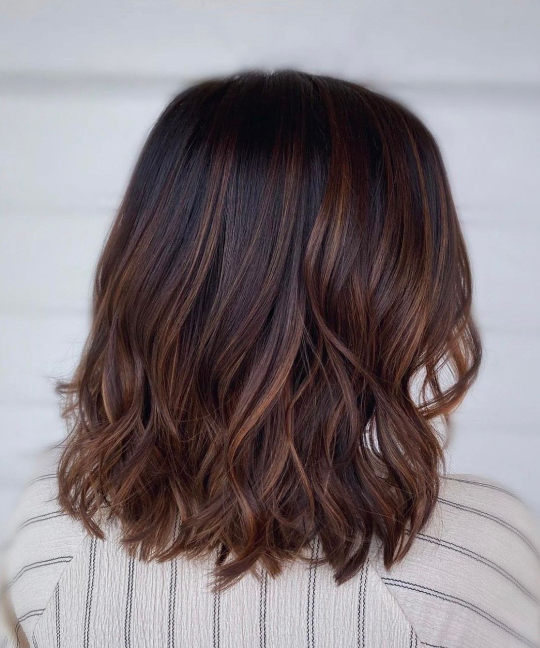 L'arrière de la tête d'une femme aux longs cheveux bruns.