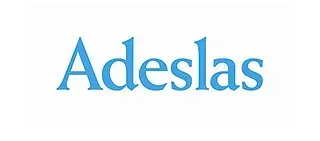El logotipo de Adeslas es azul y blanco sobre un fondo blanco.