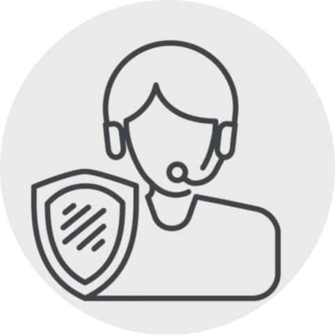 Un hombre que lleva unos auriculares sostiene un escudo.