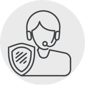 Un hombre que lleva unos auriculares sostiene un escudo.
