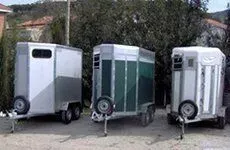 Remolque para caballos de color gris