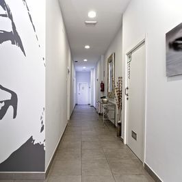 Un largo pasillo con una imagen de una cara en la pared.