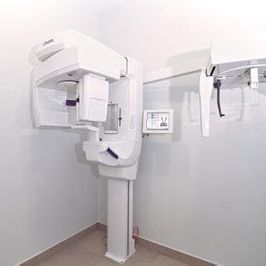 Hay una máquina de rayos X dental en la esquina de la habitación.