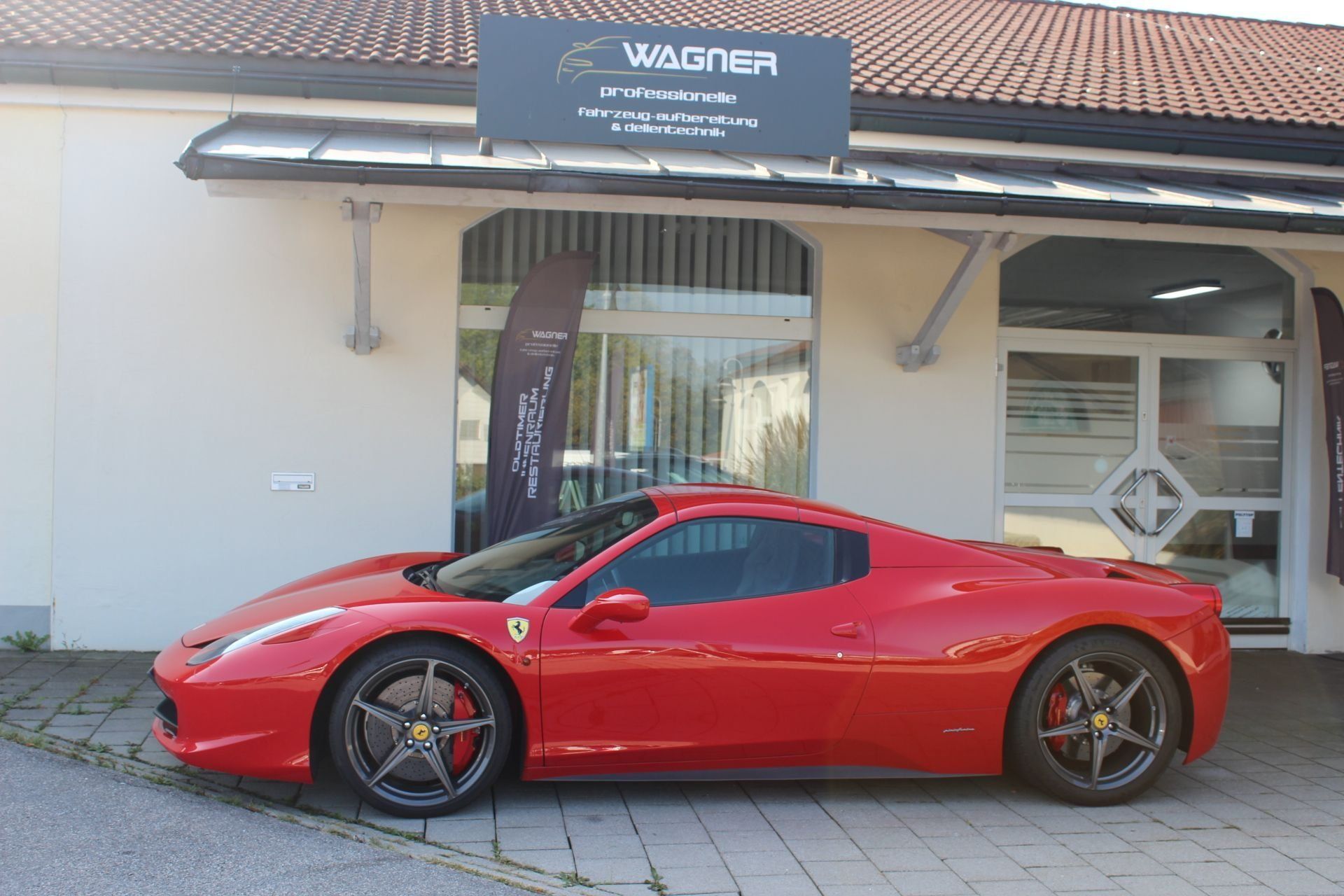 Ferrari Spider Lackpolitur ; Oberflächliche Kratzer aus polieren und Versiegeln.