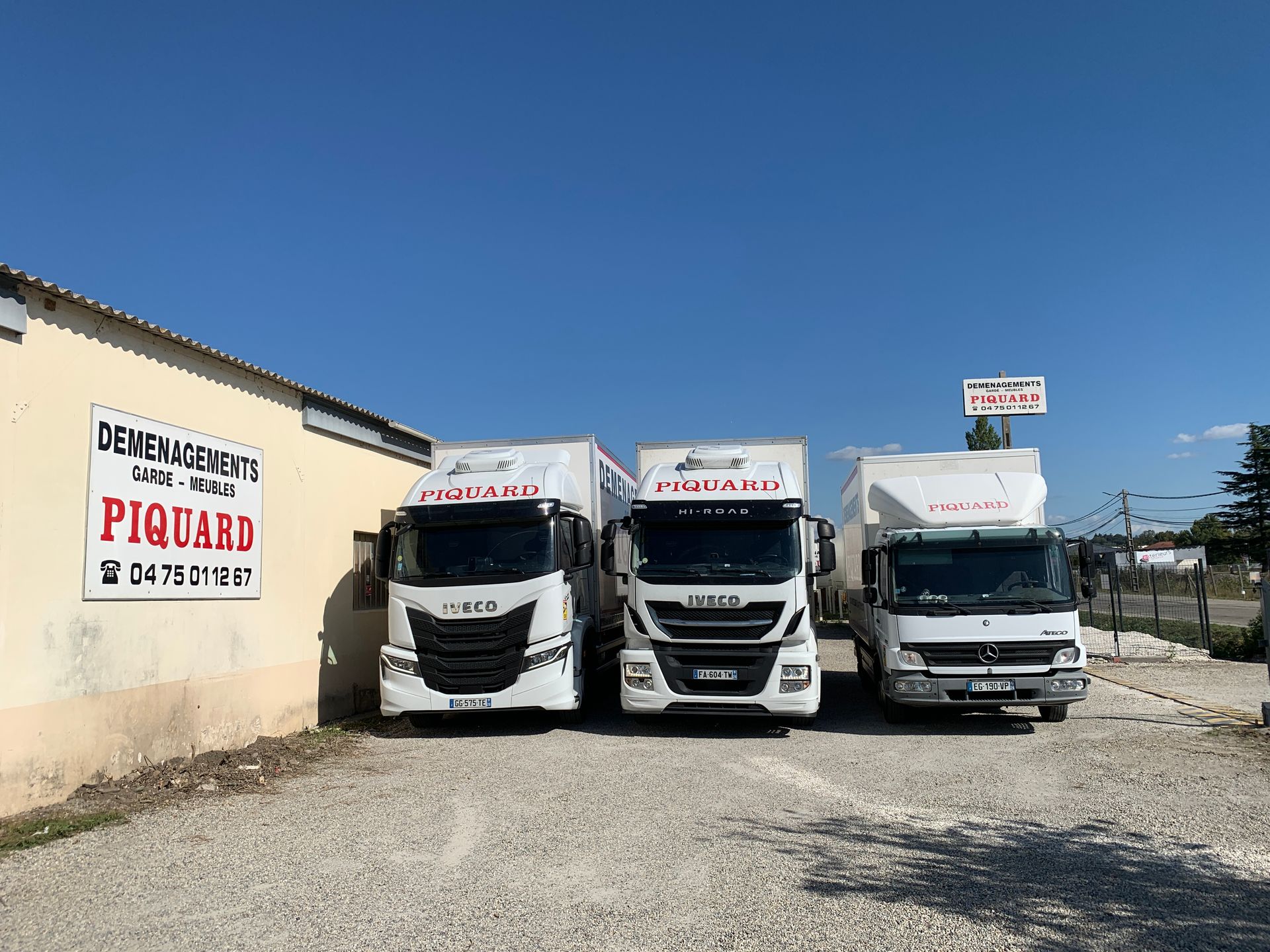 Trois camions de déménagement