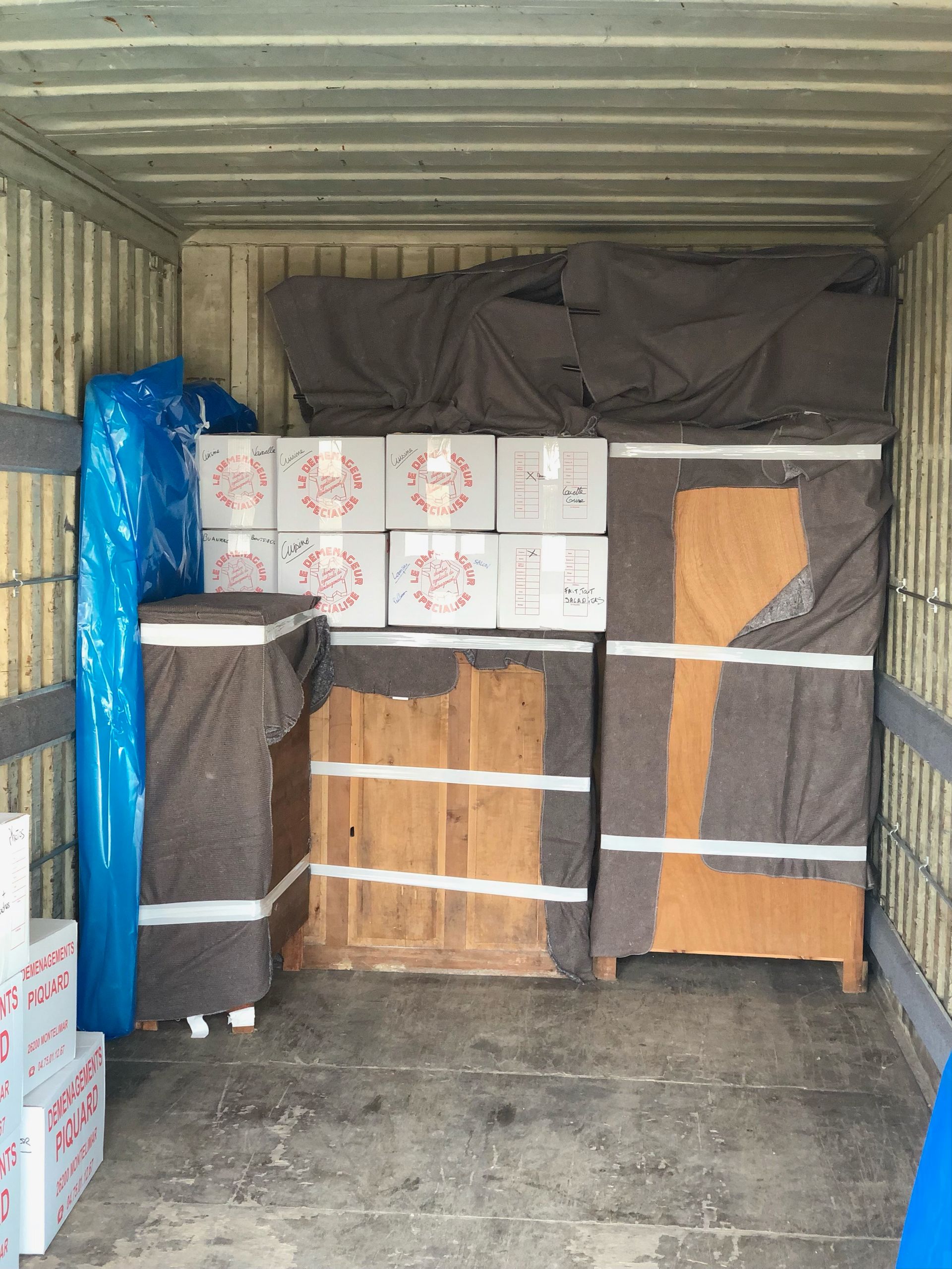 Cartons et meubles dans un camion de déménagement