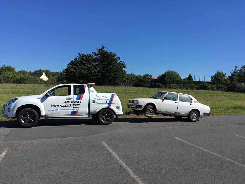 Le remorquage d'une voiture de collection blanche.