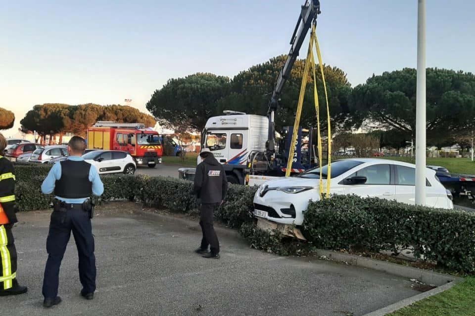 Le remorquage d'une voiture blanche.