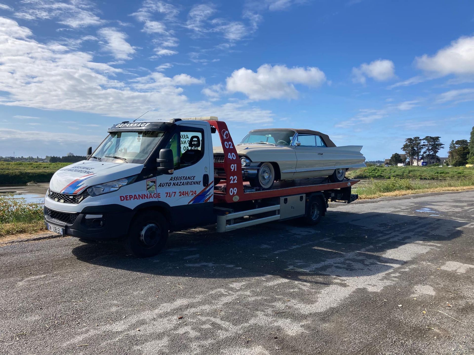Le dépannage d'une voiture ancienne de collection.