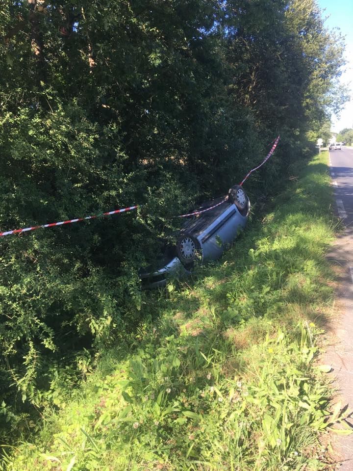 Une voiture dans un fossé.