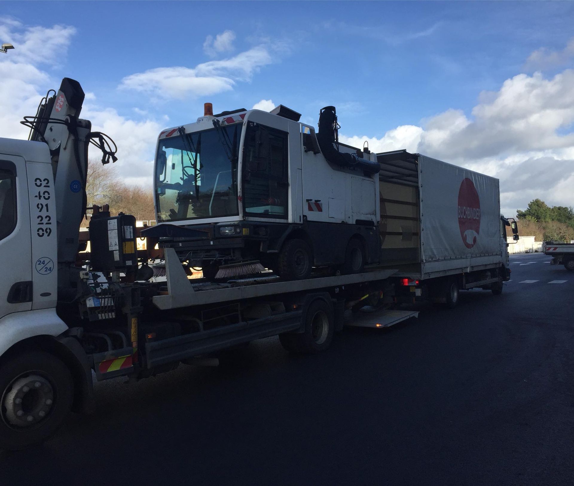 Un camion se faisant dépanner.