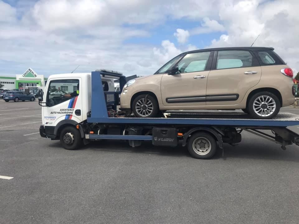 Une voiture beige.