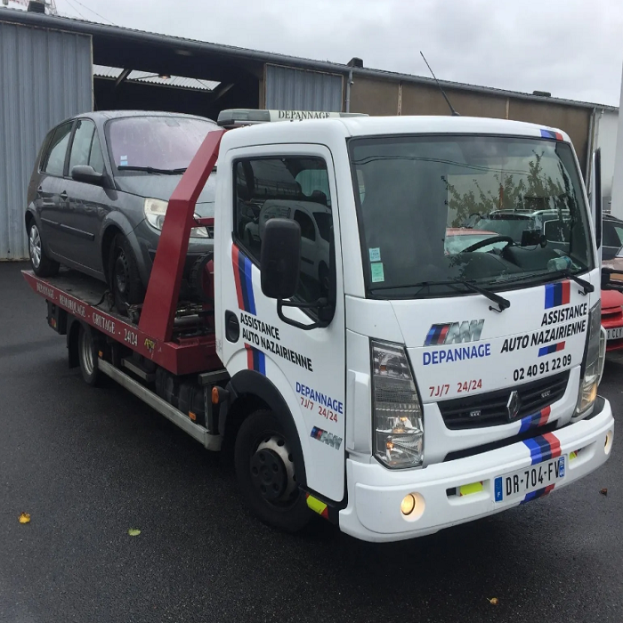 Un véhicule dépannant une automobile.