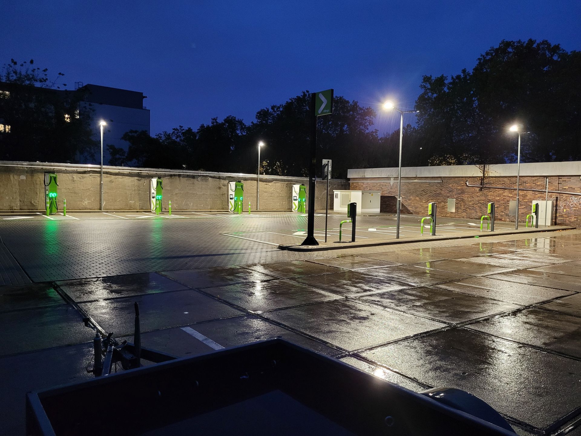 Installierte Ladesäulen auf einem Parkplatz