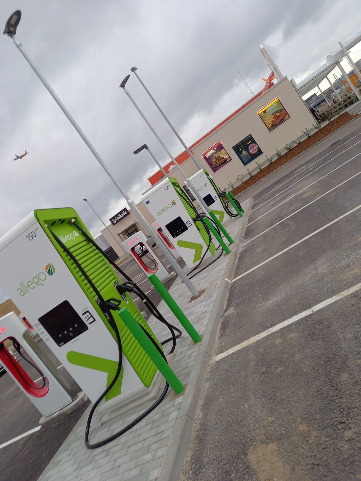 E-Ladesäulen auf einem Parkplatz