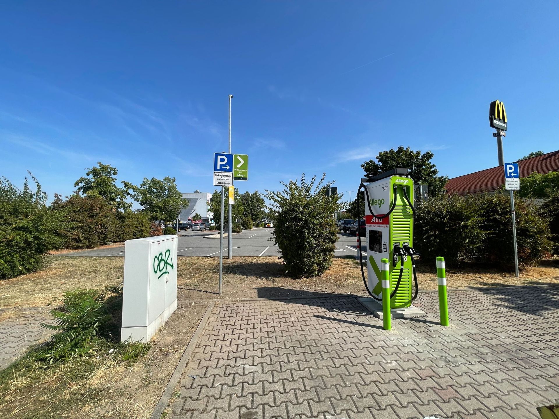 Ladesäule mit einzelnem Parkplatz