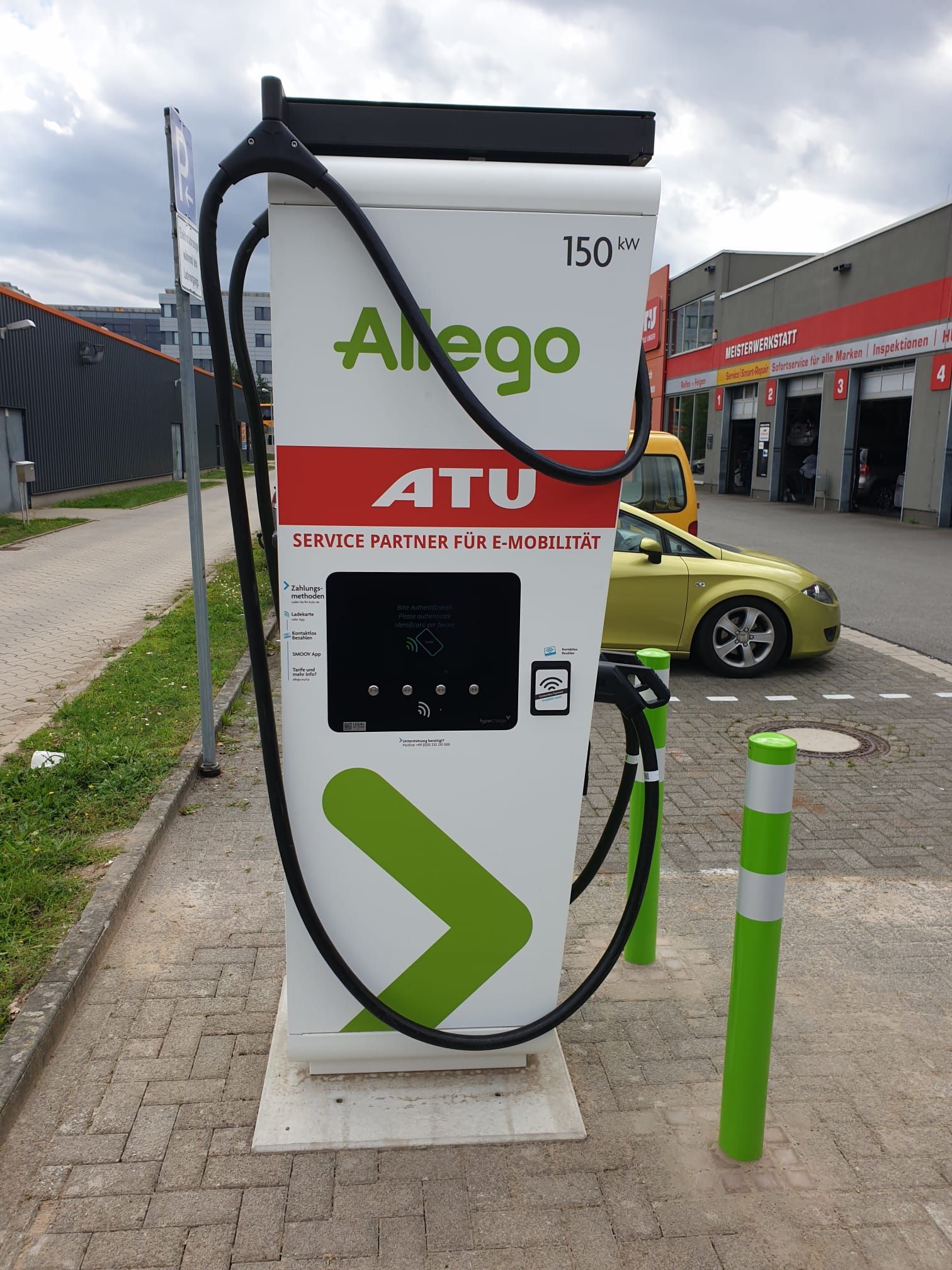 Ladesäule am Straßenrand bei einer Autowerkstatt