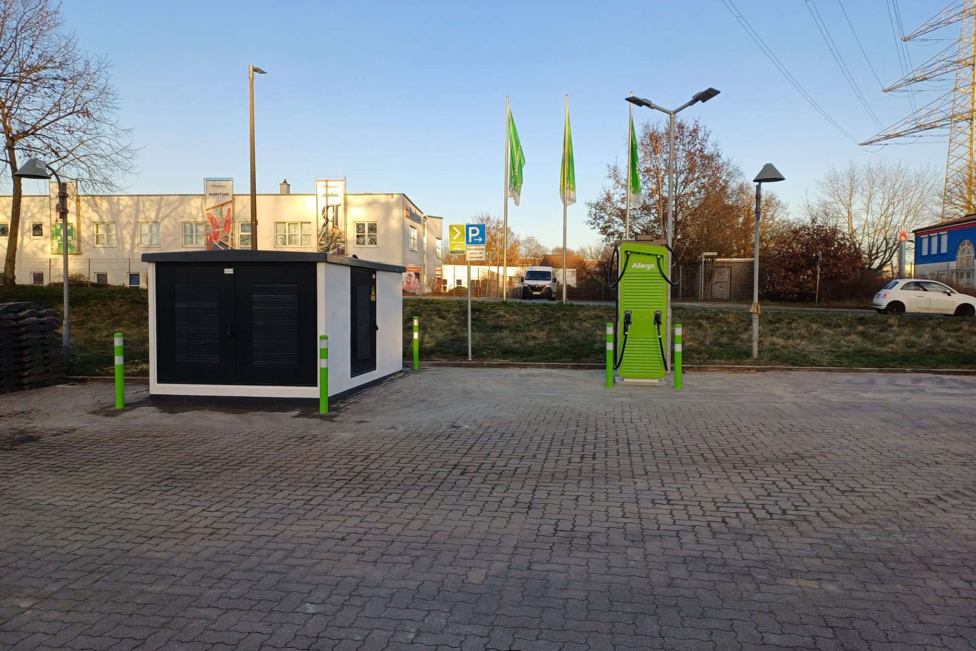 Ladesäule auf einem Parkplatz