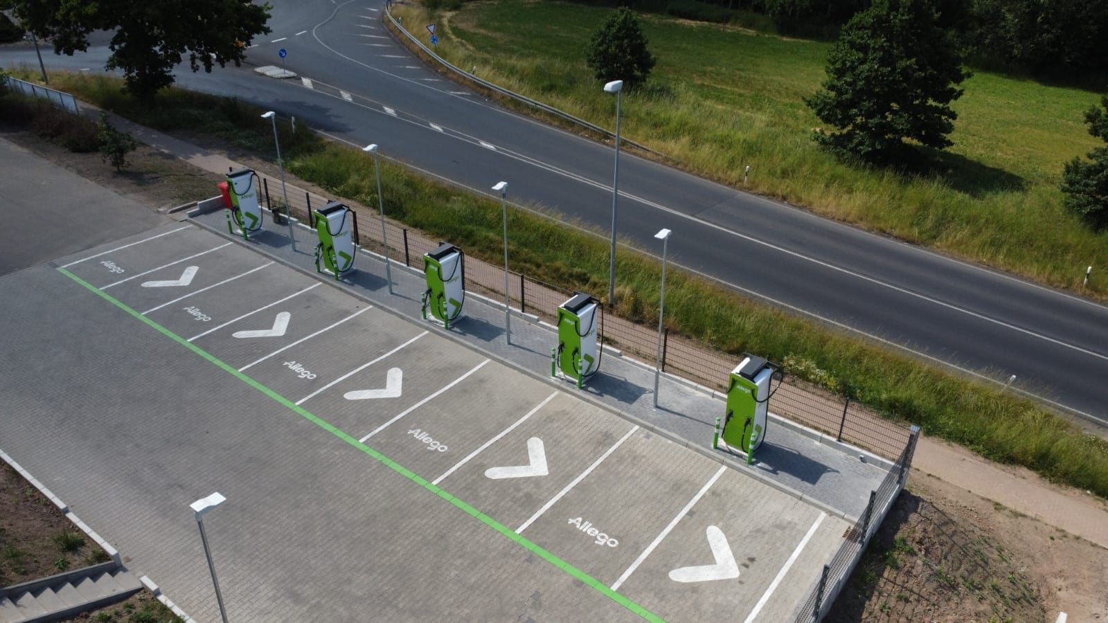 Parkplatz mit Ladesäulen