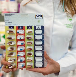 Una mujer sostiene un paquete de pastillas SPD.