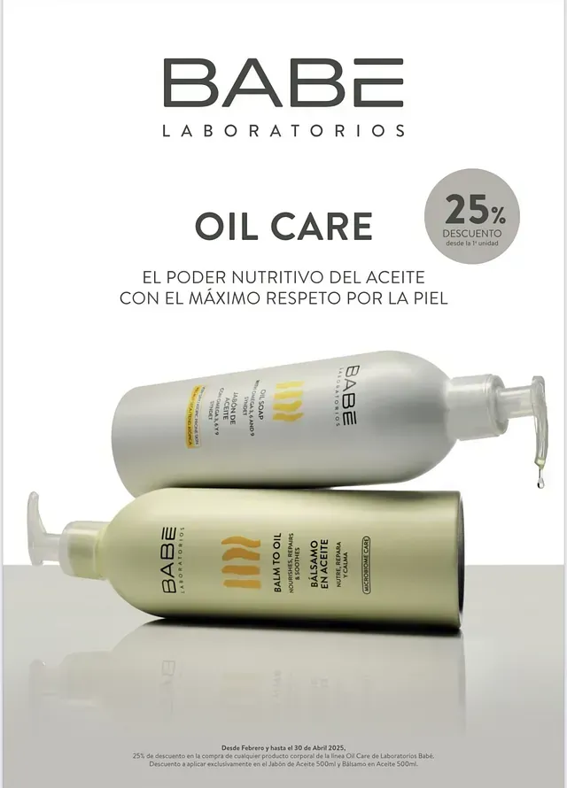 Dos botellas de aceite para el cuidado de bebés están apiladas una sobre otra.