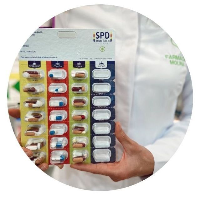 Una persona que sostiene un paquete de pastillas que dice SPD.