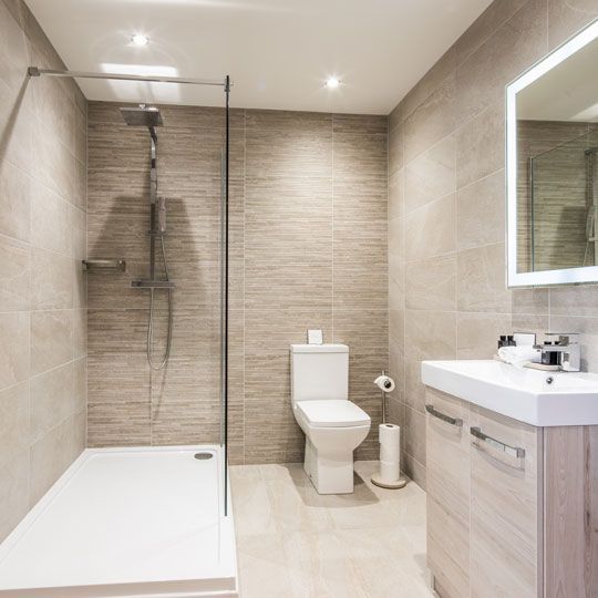 Salle de bains rénovée avec douche et toilettes