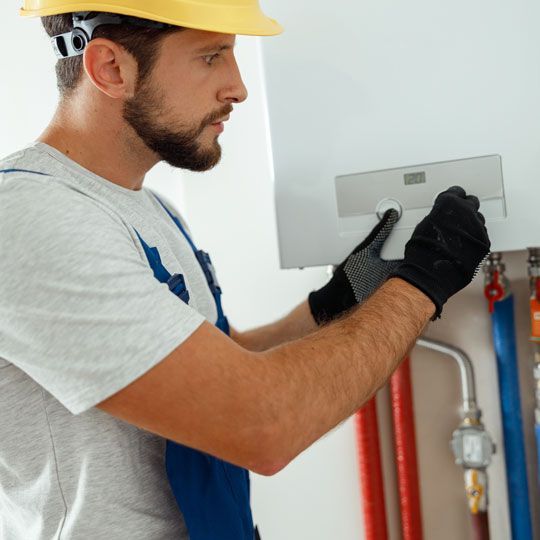Technicien qui entretient une chaudière 