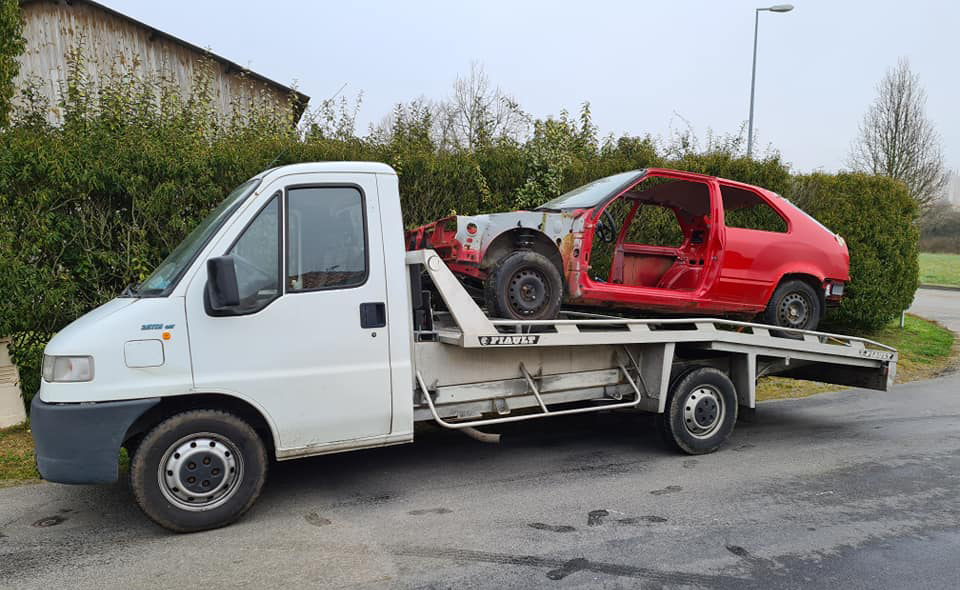 Enlèvement d'une voiture rouge