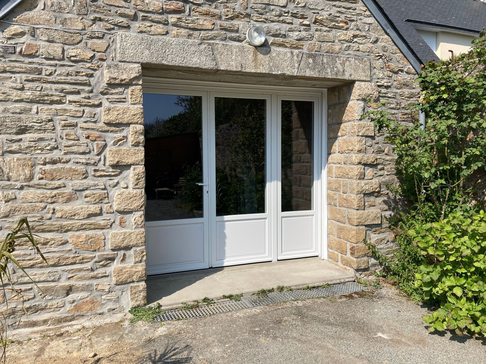 Une devanture de maison en pierre