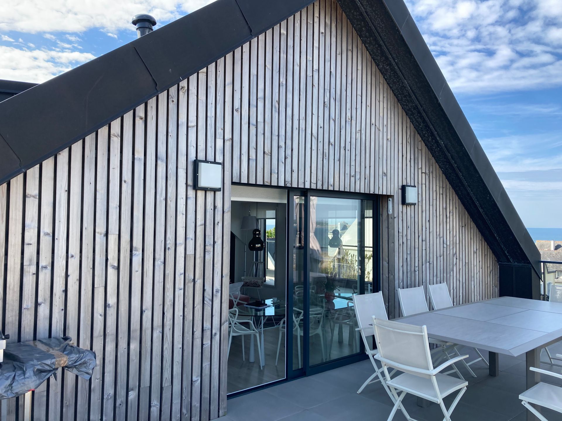 Une maison avec un bardage en bois