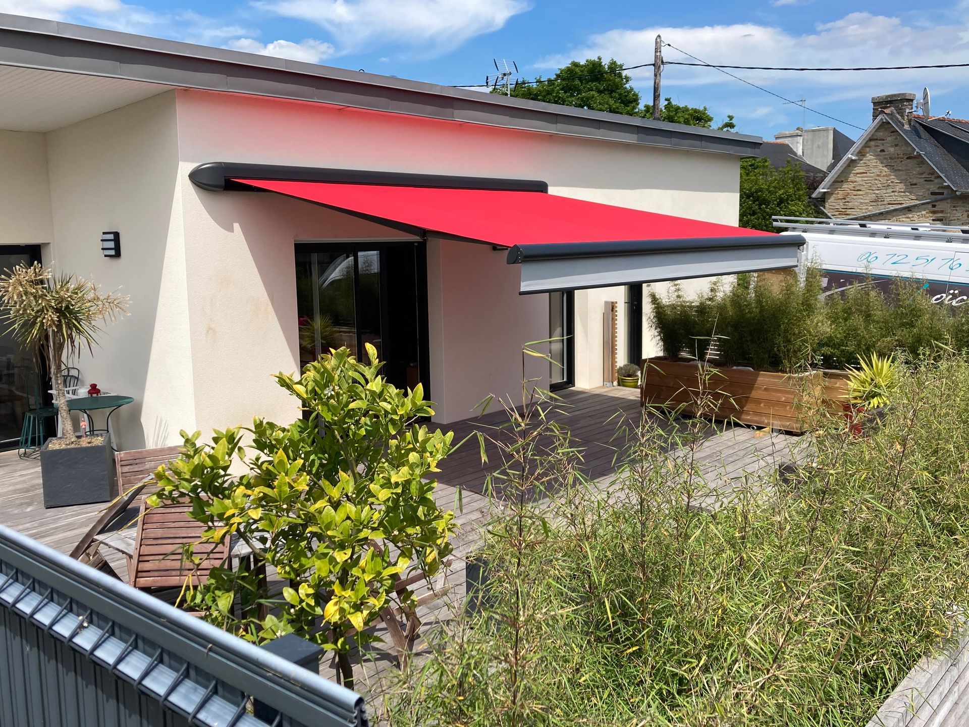 Un store de couleur rouge