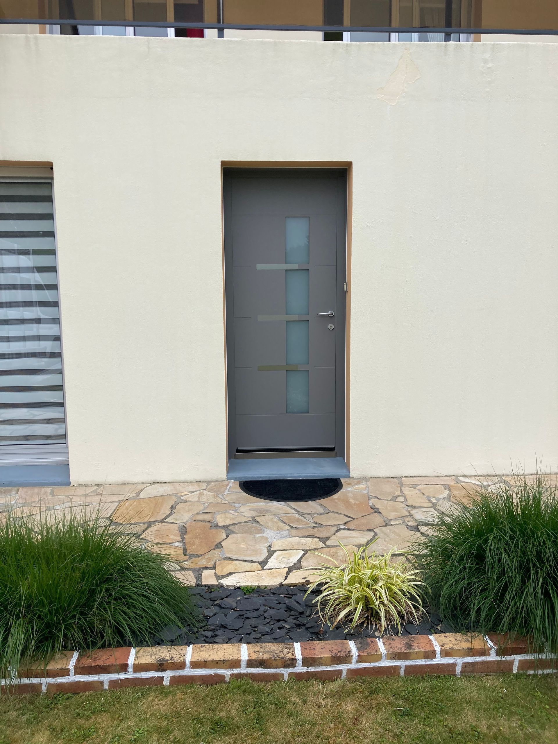 Une porte d'entrée grise