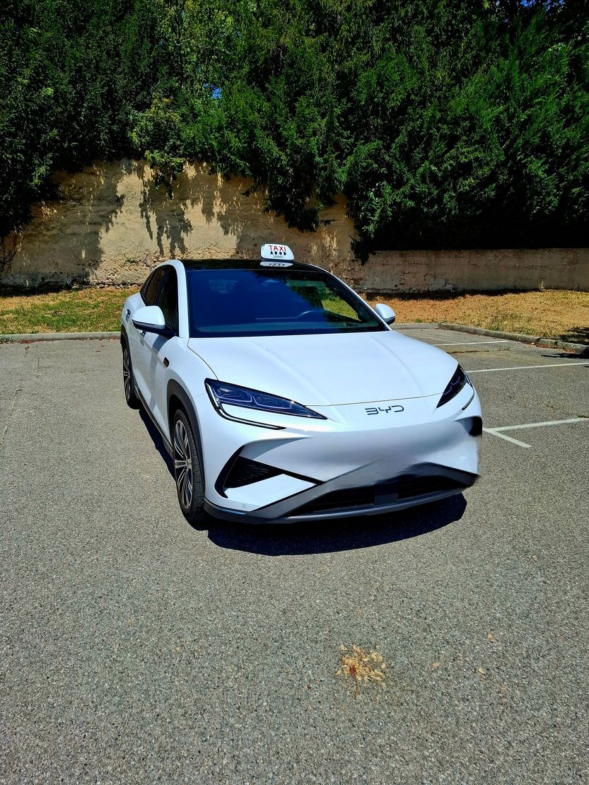 Un SUV blanc est garé sur un parking