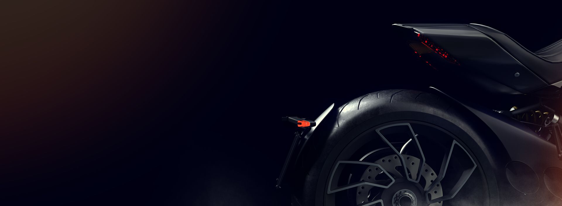 Vue arrière d'une voiture de sport sombre dans un décor sombre.