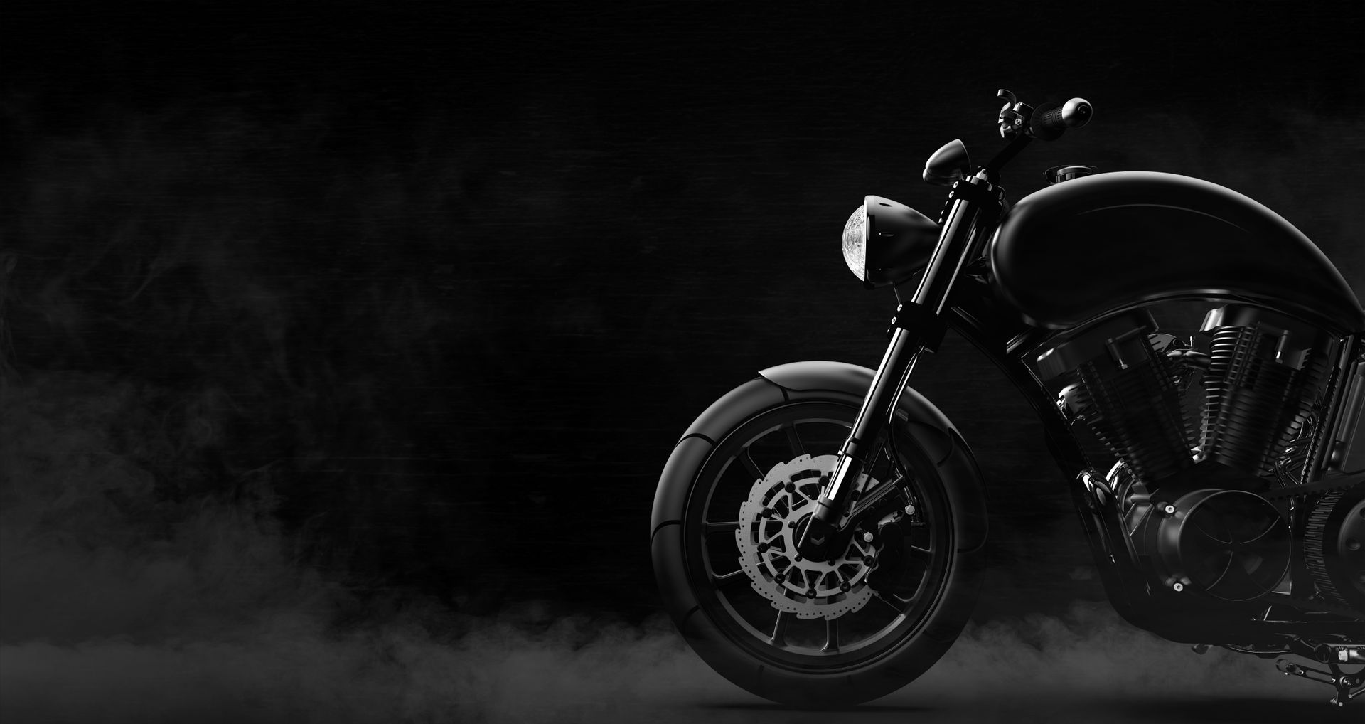Une moto noire garée dans un décor sombre et enfumé, éclairée par le côté.