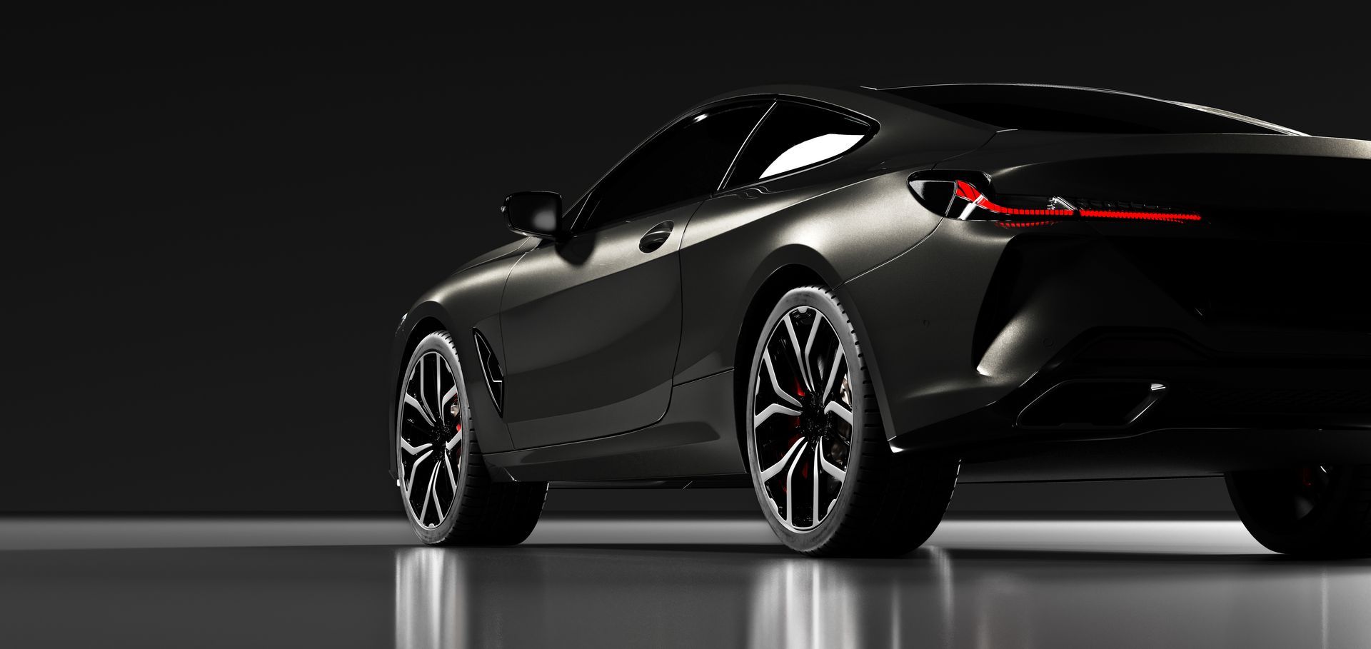 Voiture de sport noire en studio, vue de trois quarts arrière avec feux élégants et reflets brillants