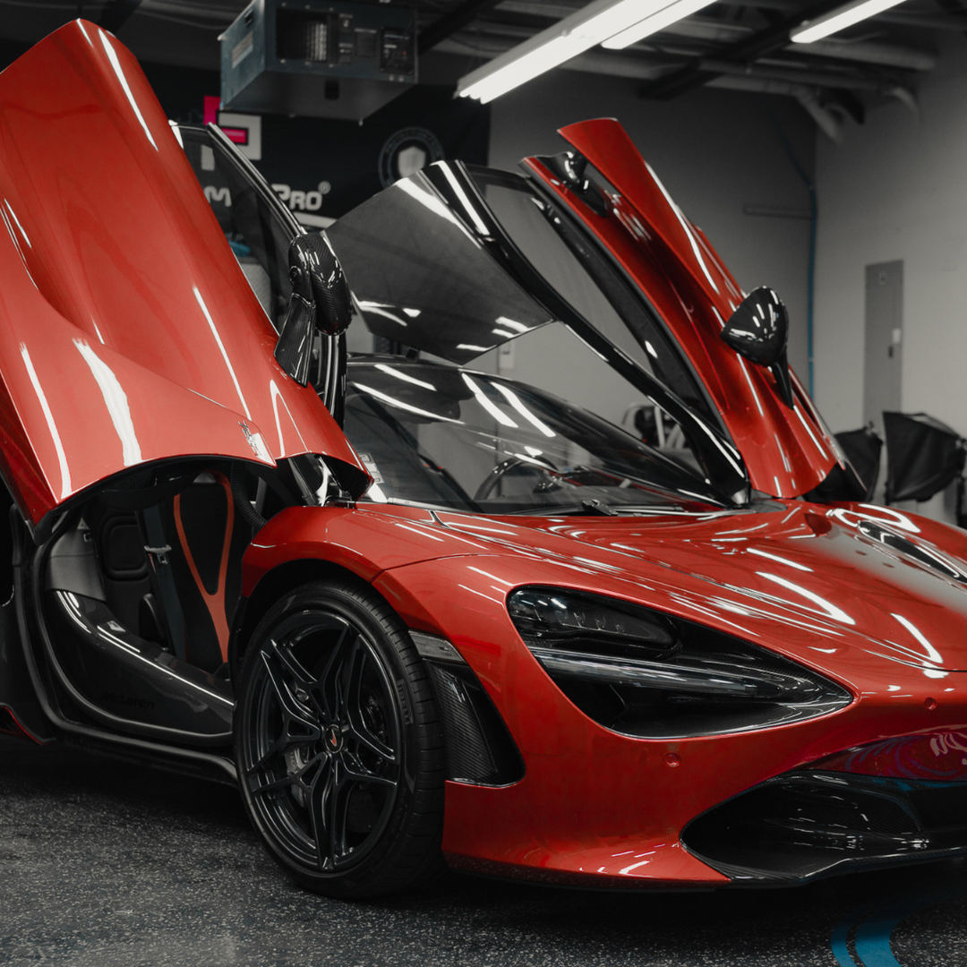 Une voiture de sport rouge