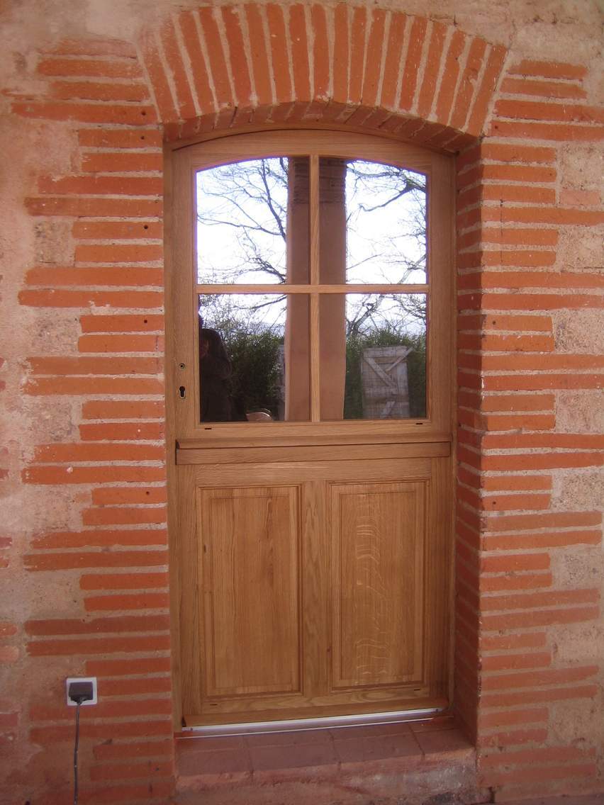 Porte d'entrée avec murs en brique