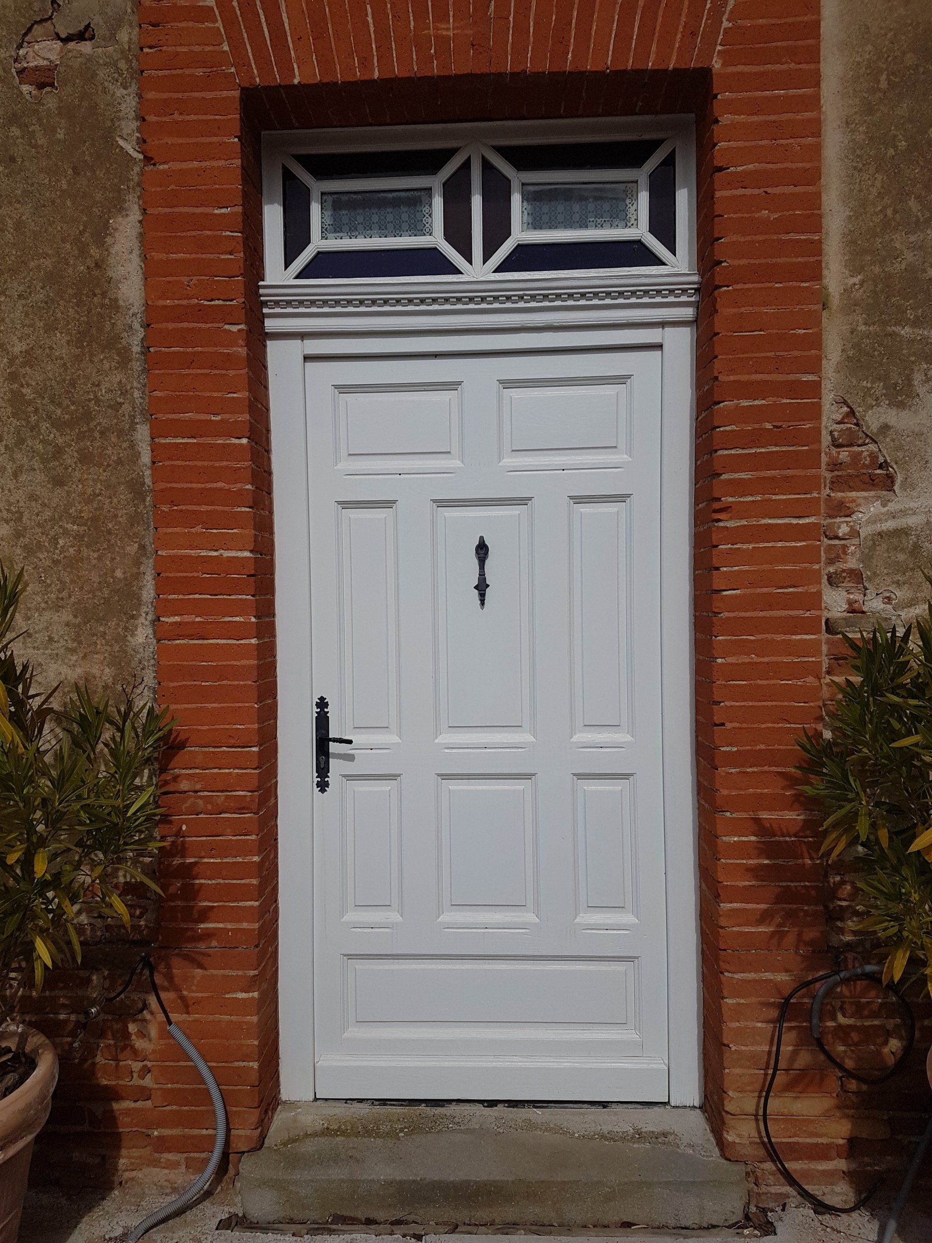 Porte d'entrée avec murs en brique